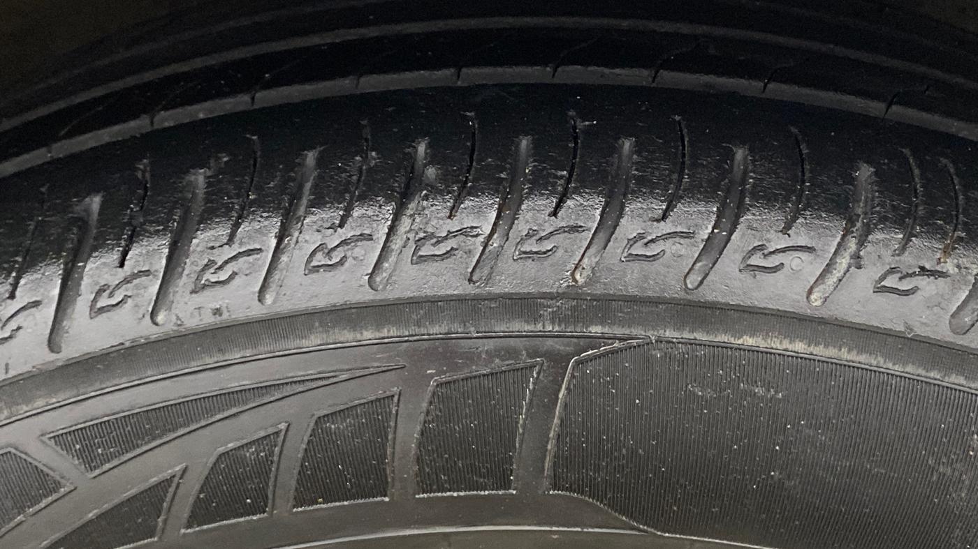 2022 Hyundai VENUE S (O) 1.0 Turbo Petrol DCT, Petrol, Automatic, 27,906 km, Right Front Tyre Tread