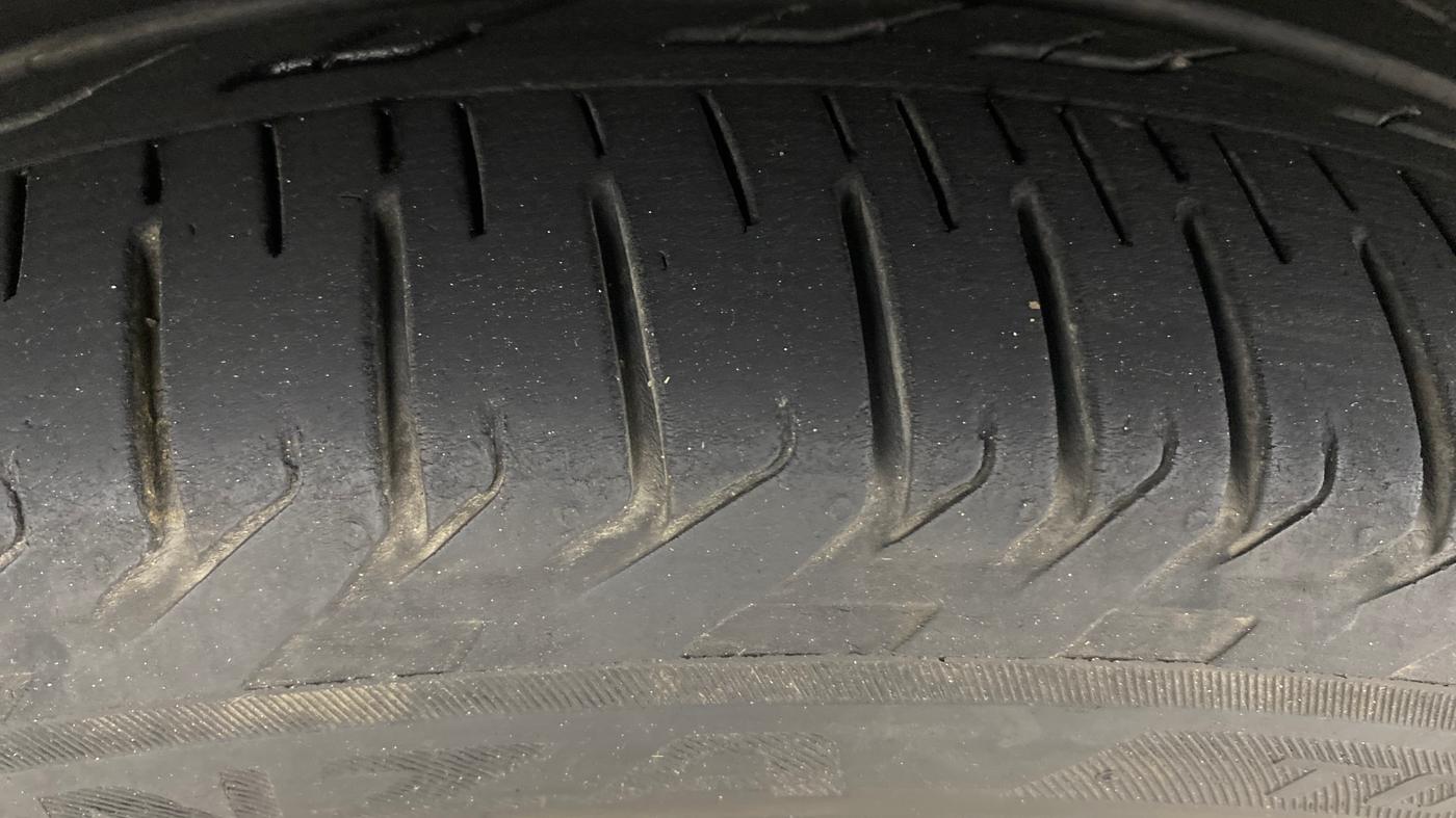 2022 Toyota Innova Crysta 2.7 ZX AT 7 STR, Petrol, Automatic, 32,464 km, Left Front Tyre Tread