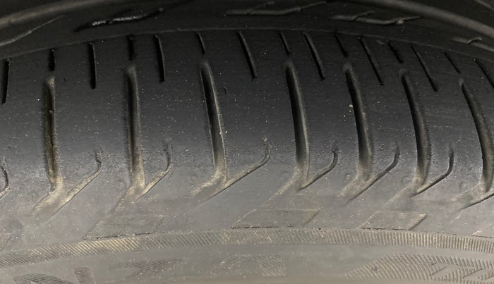 2022 Toyota Innova Crysta 2.7 ZX AT 7 STR, Petrol, Automatic, 32,464 km, Left Front Tyre Tread