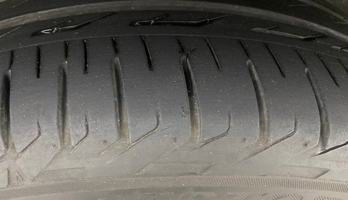 2022 Toyota Innova Crysta 2.7 ZX AT 7 STR, Petrol, Automatic, 32,464 km, Right Rear Tyre Tread