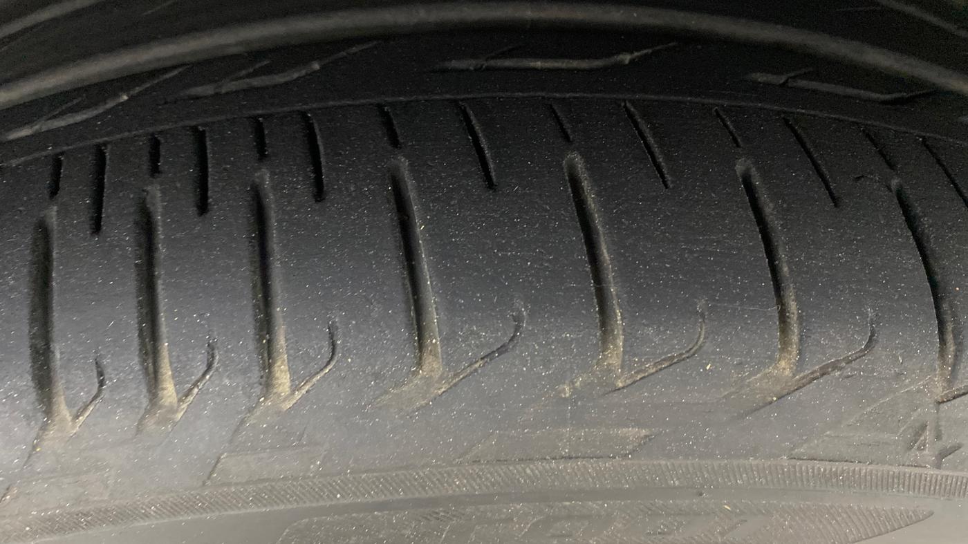 2022 Toyota Innova Crysta 2.7 ZX AT 7 STR, Petrol, Automatic, 32,464 km, Right Front Tyre Tread