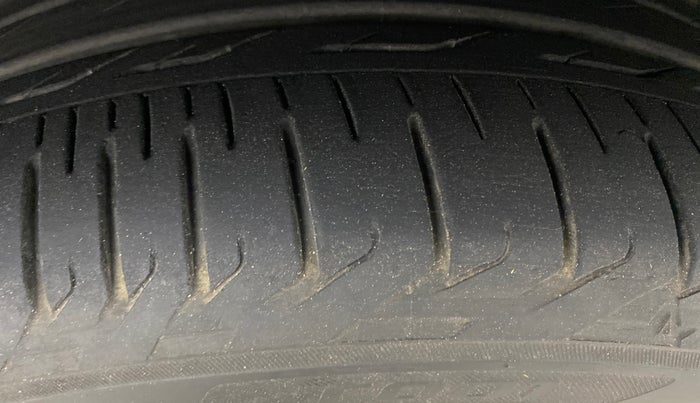 2022 Toyota Innova Crysta 2.7 ZX AT 7 STR, Petrol, Automatic, 32,464 km, Right Front Tyre Tread