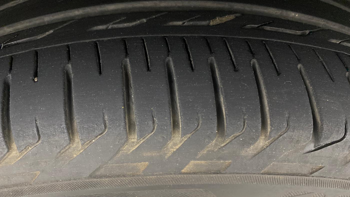 2022 Toyota Innova Crysta 2.7 ZX AT 7 STR, Petrol, Automatic, 32,464 km, Left Rear Tyre Tread