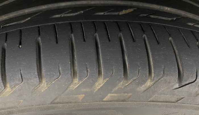 2022 Toyota Innova Crysta 2.7 ZX AT 7 STR, Petrol, Automatic, 32,464 km, Left Rear Tyre Tread