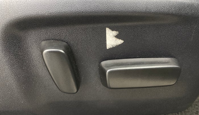 2022 Toyota Innova Crysta 2.7 ZX AT 7 STR, Petrol, Automatic, 32,464 km, Driver Side Adjustment Panel