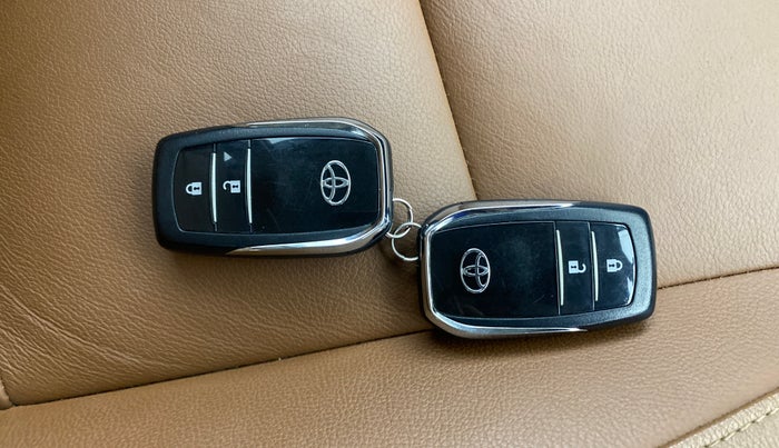 2022 Toyota Innova Crysta 2.7 ZX AT 7 STR, Petrol, Automatic, 32,464 km, Key Close Up