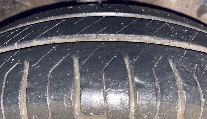 2013 Hyundai Eon SPORTZ, Petrol, Manual, 62,943 km, Right Front Tyre Tread