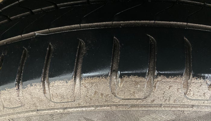 2014 Maruti Ertiga VXI ABS, Petrol, Manual, 1,11,542 km, Right Rear Tyre Tread