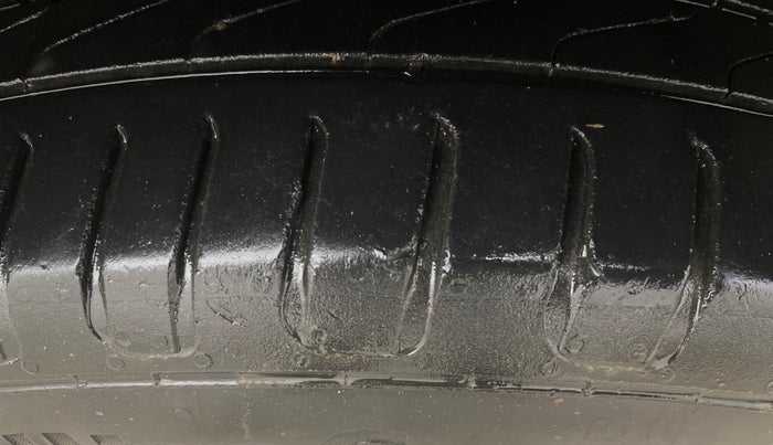 2014 Maruti Ertiga VXI ABS, Petrol, Manual, 1,11,542 km, Right Front Tyre Tread