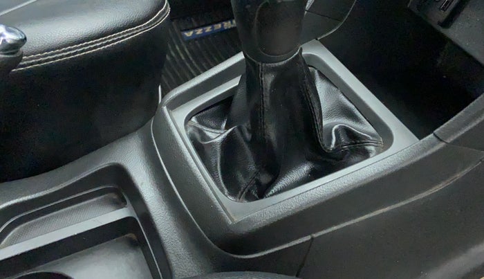 2016 Maruti Vitara Brezza ZDI, Diesel, Manual, 53,851 km, Gear lever - Boot cover slightly torn