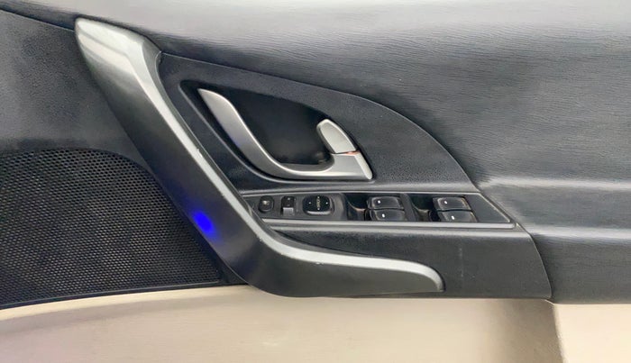 2018 Mahindra XUV500 W6, Diesel, Manual, 69,710 km, Driver Side Door Panels Control