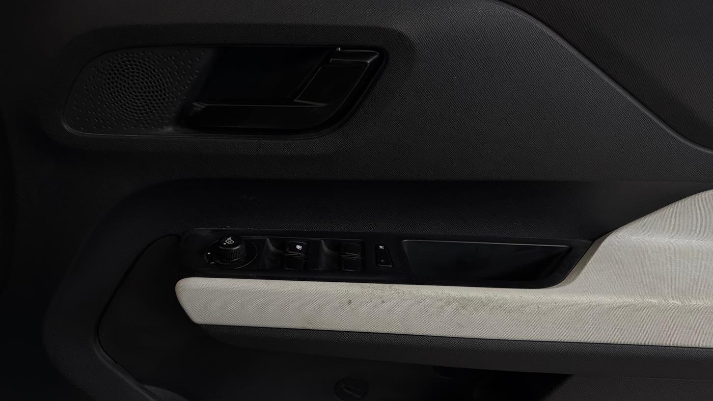 2024 Tata PUNCH ACCOMPLISHED DAZZLE PACK AMT, Petrol, Automatic, 42,564 km, Driver Side Door Panels Control