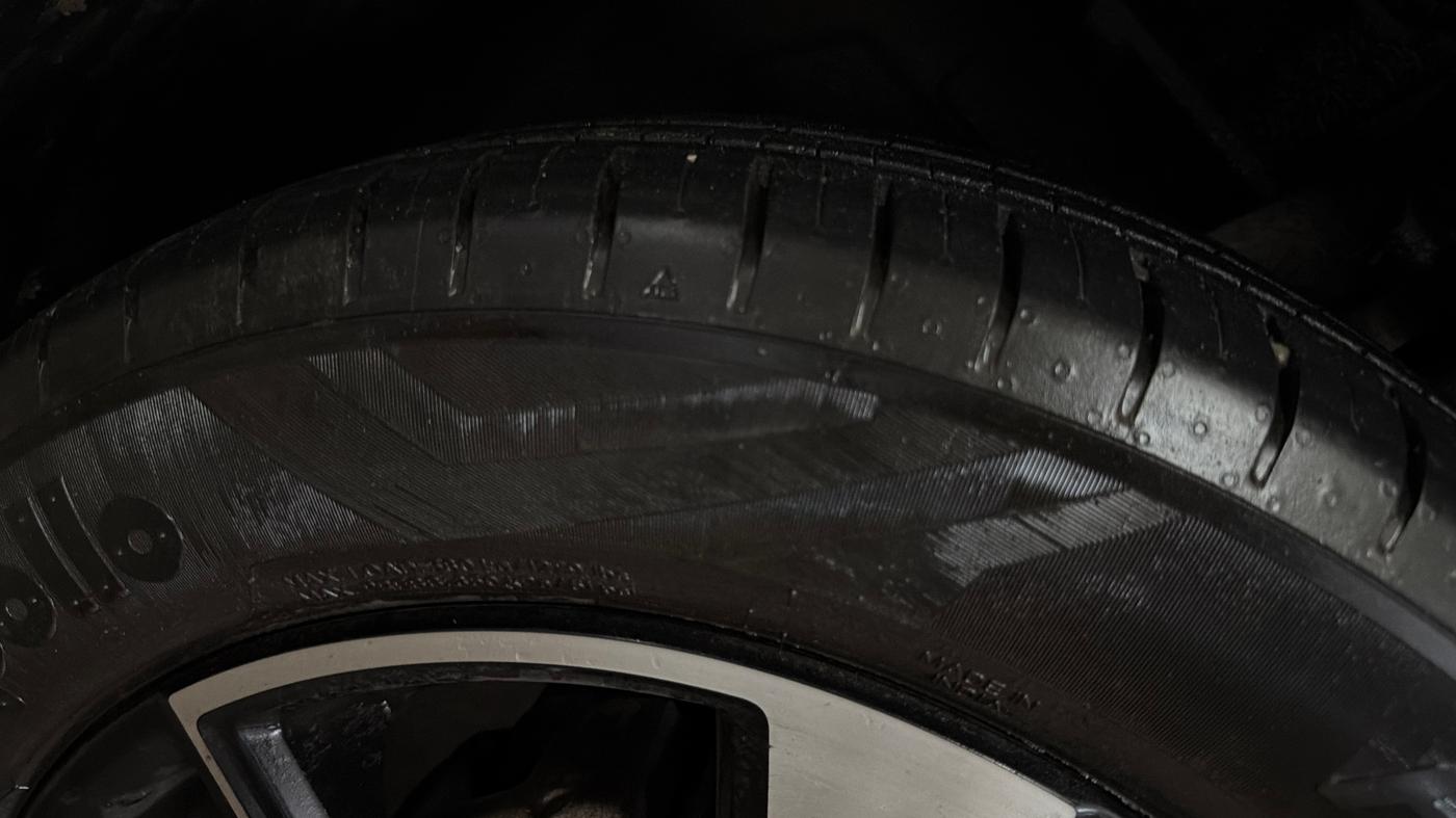 2024 Tata PUNCH ACCOMPLISHED DAZZLE PACK AMT, Petrol, Automatic, 42,564 km, Left Front Tyre Tread