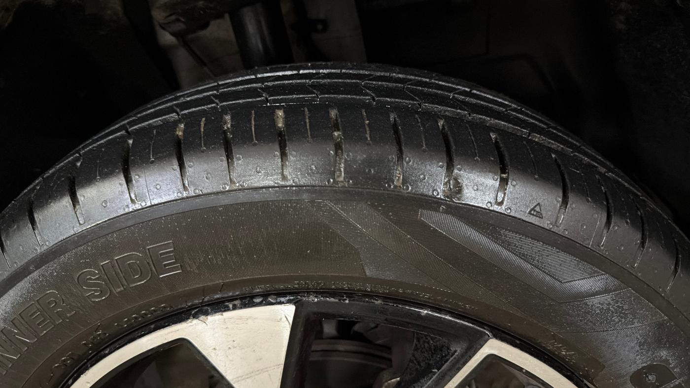 2024 Tata PUNCH ACCOMPLISHED DAZZLE PACK AMT, Petrol, Automatic, 42,564 km, Right Front Tyre Tread