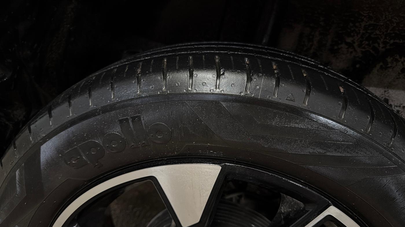 2024 Tata PUNCH ACCOMPLISHED DAZZLE PACK AMT, Petrol, Automatic, 42,564 km, Right Rear Tyre Tread