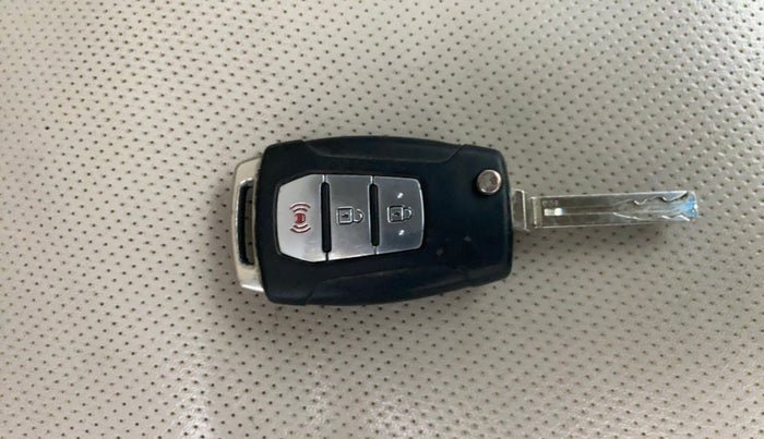 2021 Mahindra XUV300 W8 (O) 1.5 DIESEL AMT, Diesel, Automatic, 79,822 km, Key Close Up