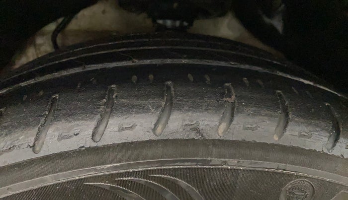 2021 Mahindra XUV300 W8 (O) 1.5 DIESEL AMT, Diesel, Automatic, 79,822 km, Left Front Tyre Tread