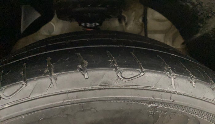 2021 Mahindra XUV300 W8 (O) 1.5 DIESEL AMT, Diesel, Automatic, 79,822 km, Right Front Tyre Tread