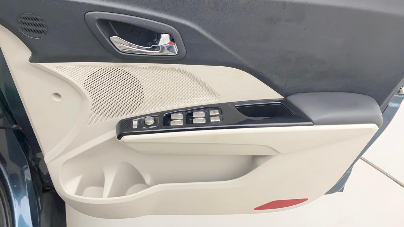 2022 Mahindra XUV300 W8 (O) 1.2 PETROL AMT, Petrol, Automatic, 6,910 km, Driver Side Door Panels Control