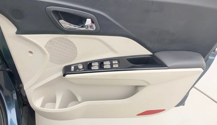 2022 Mahindra XUV300 W8 (O) 1.2 PETROL AMT, Petrol, Automatic, 6,910 km, Driver Side Door Panels Control