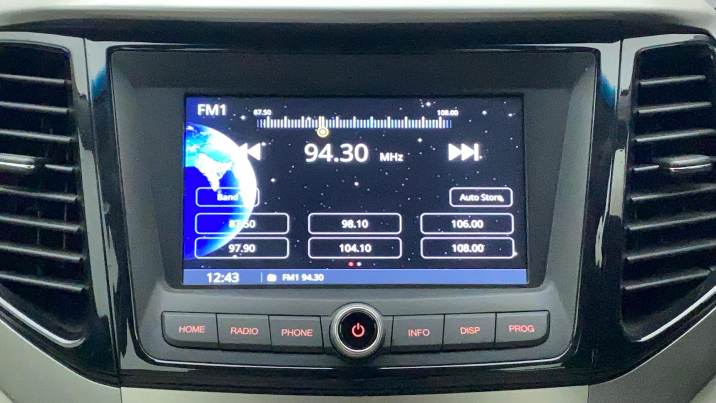 2022 Mahindra XUV300 W8 (O) 1.2 PETROL AMT, Petrol, Automatic, 6,910 km, Infotainment System