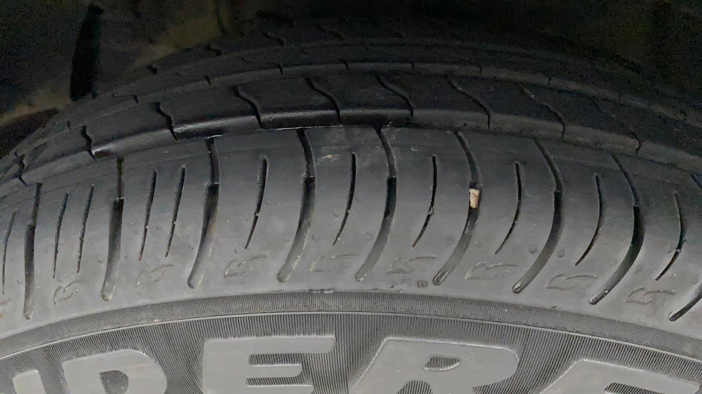 2022 Mahindra XUV300 W8 (O) 1.2 PETROL AMT, Petrol, Automatic, 6,910 km, Left Front Tyre Tread