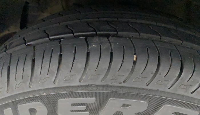 2022 Mahindra XUV300 W8 (O) 1.2 PETROL AMT, Petrol, Automatic, 6,910 km, Left Front Tyre Tread