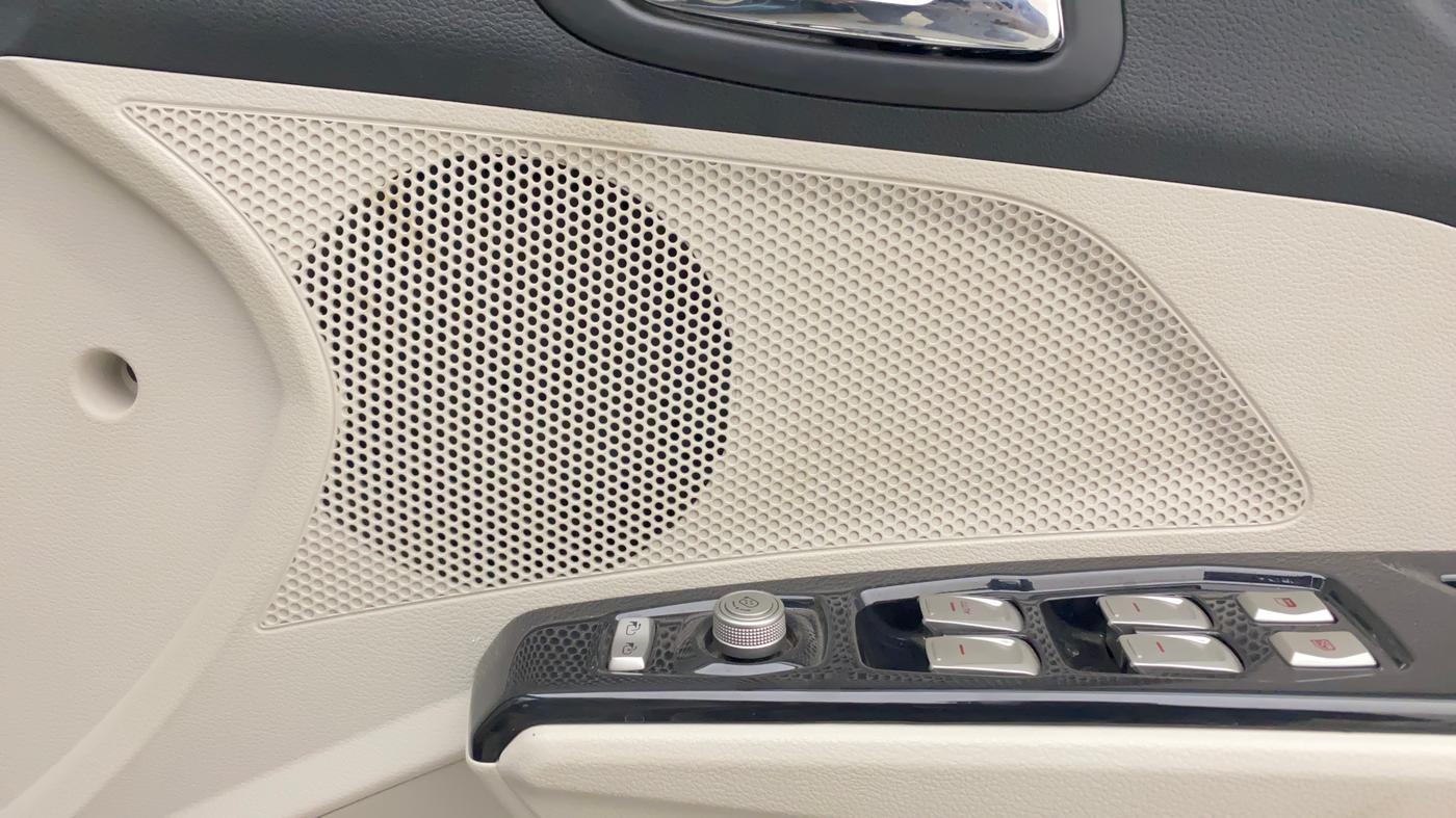 2022 Mahindra XUV300 W8 (O) 1.2 PETROL AMT, Petrol, Automatic, 6,910 km, Speaker