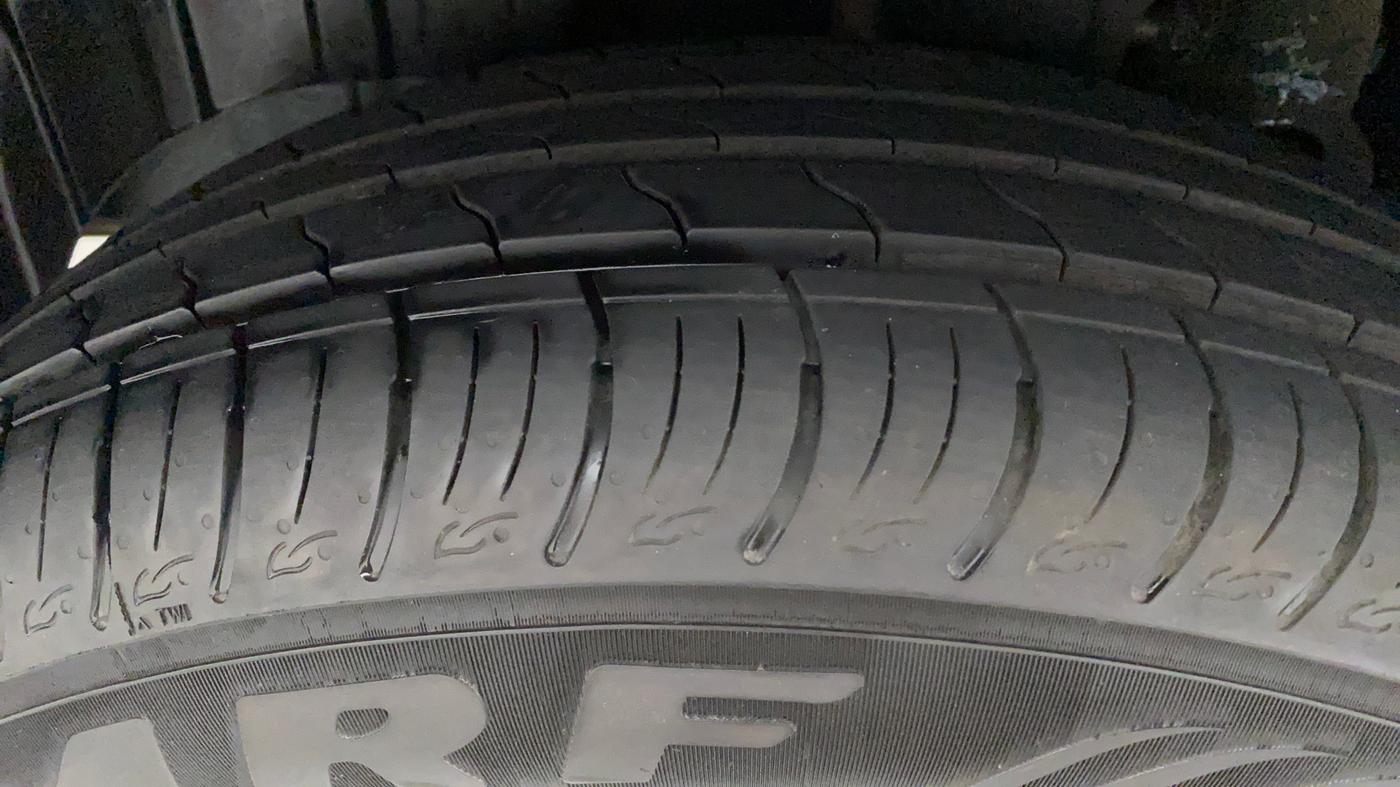 2022 Mahindra XUV300 W8 (O) 1.2 PETROL AMT, Petrol, Automatic, 6,910 km, Right Rear Tyre Tread