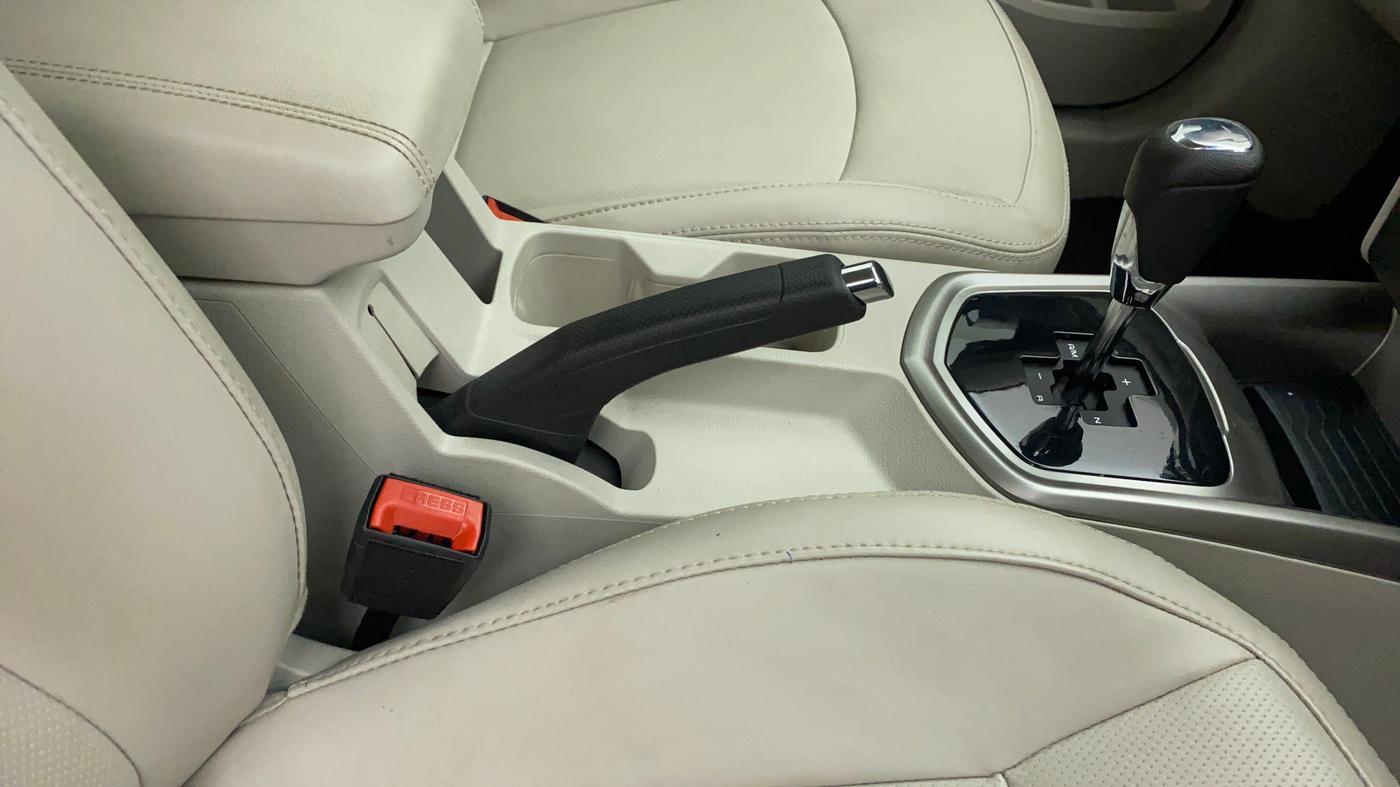 2022 Mahindra XUV300 W8 (O) 1.2 PETROL AMT, Petrol, Automatic, 6,910 km, Gear Lever