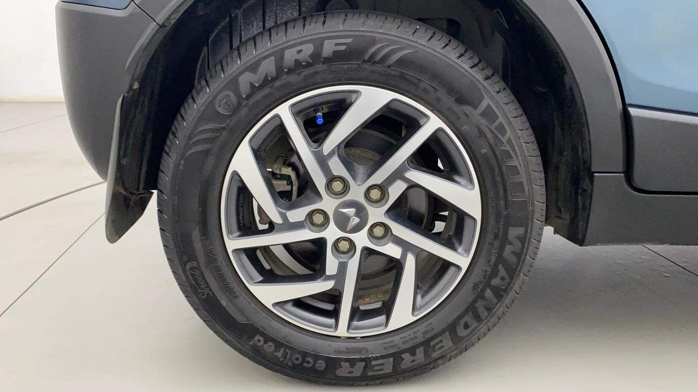 2022 Mahindra XUV300 W8 (O) 1.2 PETROL AMT, Petrol, Automatic, 6,910 km, Right Rear Wheel