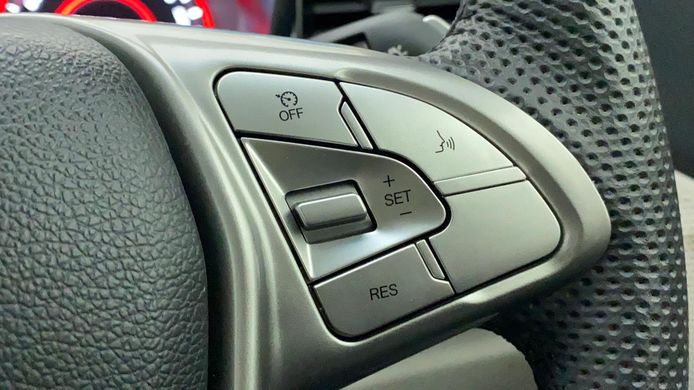 2022 Mahindra XUV300 W8 (O) 1.2 PETROL AMT, Petrol, Automatic, 6,910 km, Adaptive Cruise Control