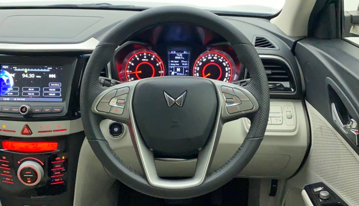 2022 Mahindra XUV300 W8 (O) 1.2 PETROL AMT, Petrol, Automatic, 6,910 km, Steering Wheel Close Up