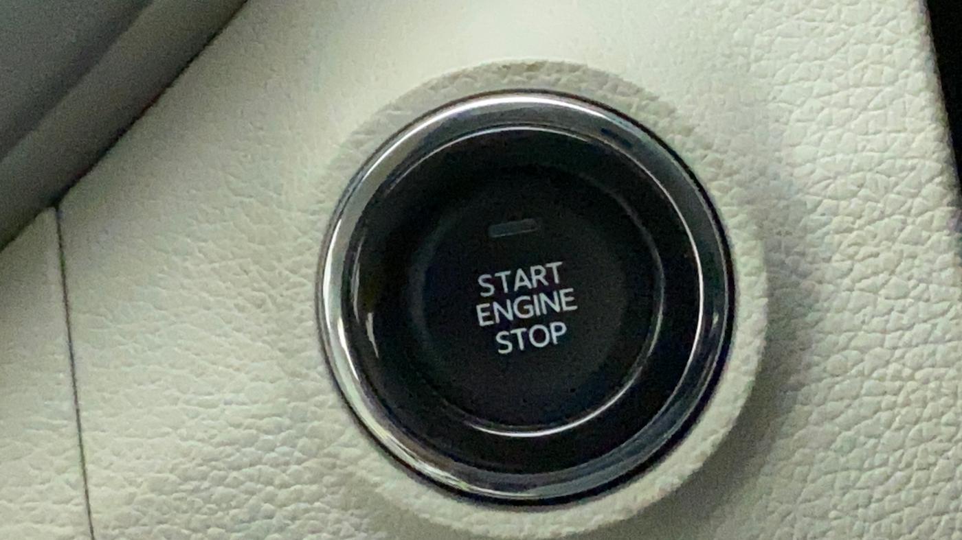 2022 Mahindra XUV300 W8 (O) 1.2 PETROL AMT, Petrol, Automatic, 6,910 km, Keyless Start/ Stop Button