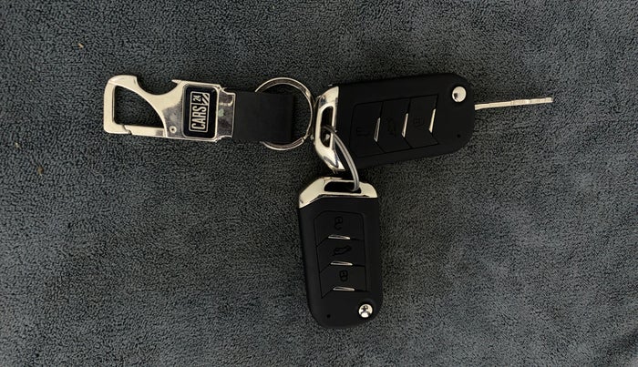 2022 Mahindra XUV300 W8 (O) 1.2 PETROL AMT, Petrol, Automatic, 6,910 km, Key Close Up