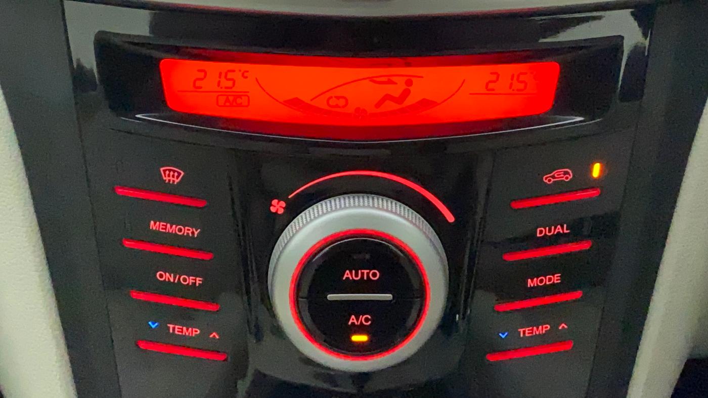 2022 Mahindra XUV300 W8 (O) 1.2 PETROL AMT, Petrol, Automatic, 6,910 km, Automatic Climate Control