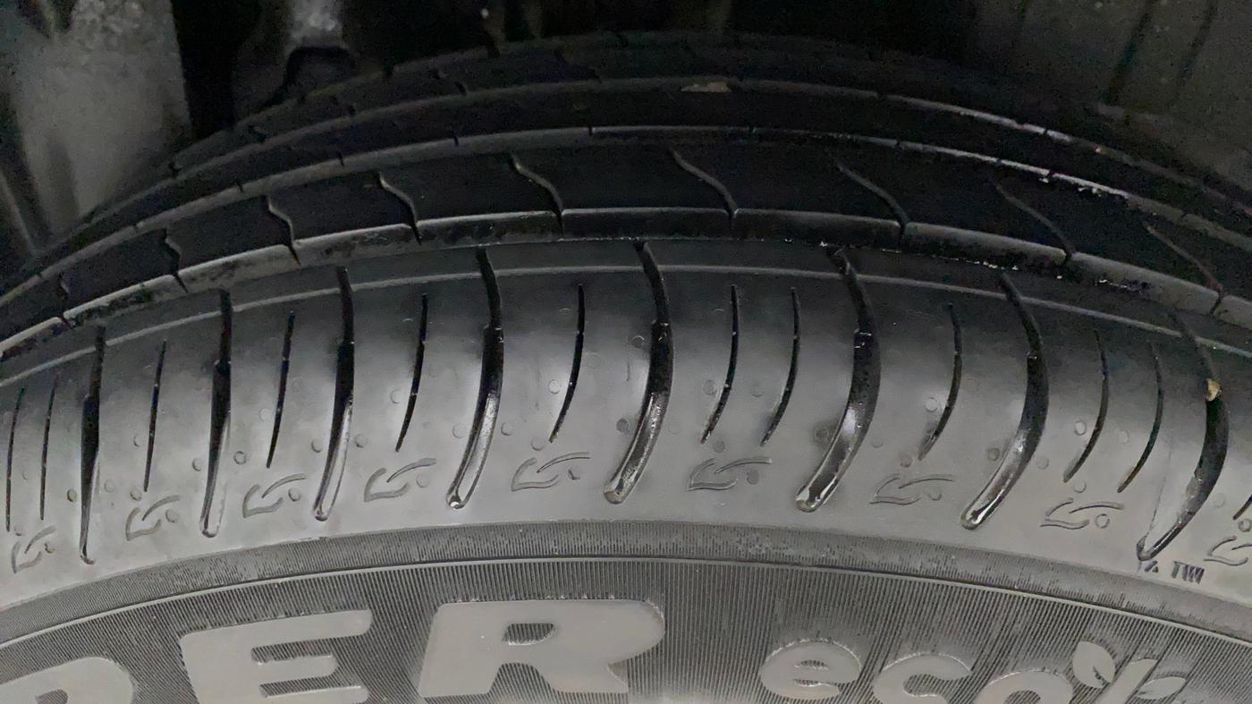 2022 Mahindra XUV300 W8 (O) 1.2 PETROL AMT, Petrol, Automatic, 6,910 km, Left Rear Tyre Tread