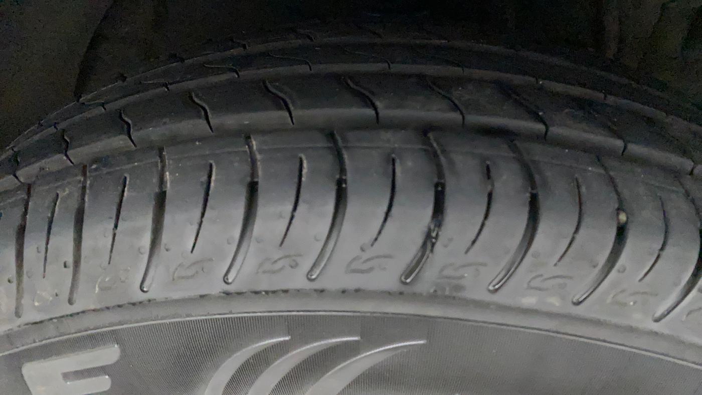 2022 Mahindra XUV300 W8 (O) 1.2 PETROL AMT, Petrol, Automatic, 6,910 km, Right Front Tyre Tread