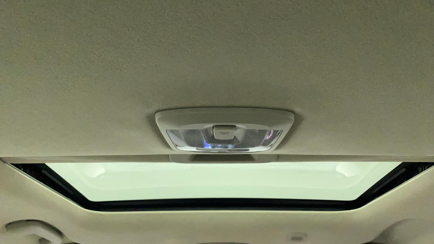 2022 Mahindra XUV300 W8 (O) 1.2 PETROL AMT, Petrol, Automatic, 6,910 km, Moonroof/ Sunroof