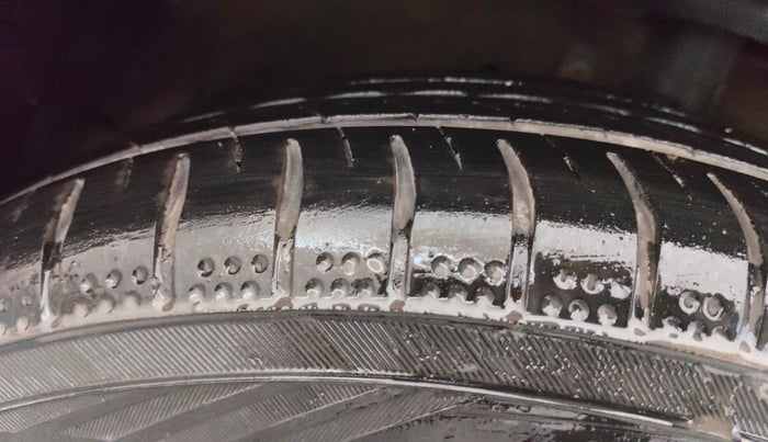 2015 Maruti Swift ZXI, Petrol, Manual, 1,12,676 km, Right Front Tyre Tread