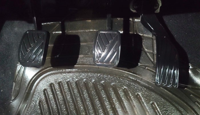 2015 Maruti Swift ZXI, Petrol, Manual, 1,12,676 km, Pedals