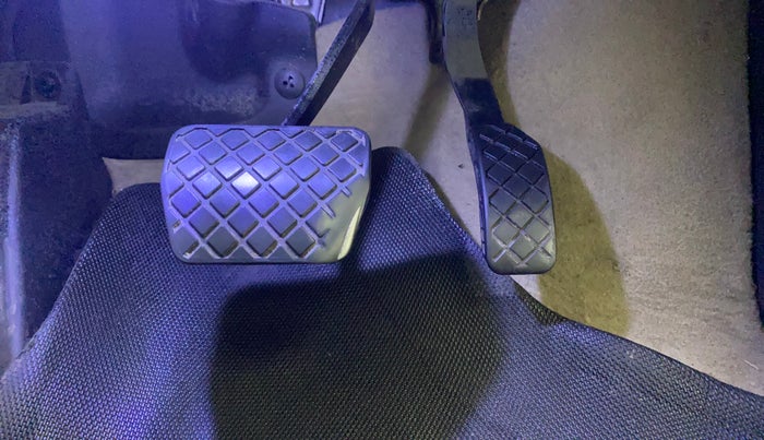 2017 Volkswagen Ameo HIGHLINE PLUS 1.5L AT 16 ALLOY, Diesel, Automatic, 1,37,489 km, Pedals