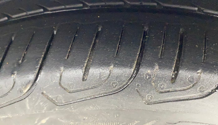 2017 Volkswagen Ameo HIGHLINE PLUS 1.5L AT 16 ALLOY, Diesel, Automatic, 1,37,489 km, Left Front Tyre Tread