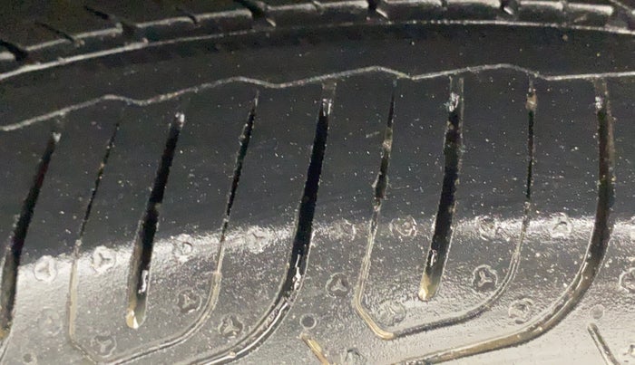 2017 Volkswagen Ameo HIGHLINE PLUS 1.5L AT 16 ALLOY, Diesel, Automatic, 1,37,489 km, Left Rear Tyre Tread