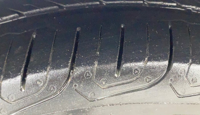 2017 Volkswagen Ameo HIGHLINE PLUS 1.5L AT 16 ALLOY, Diesel, Automatic, 1,37,489 km, Right Front Tyre Tread