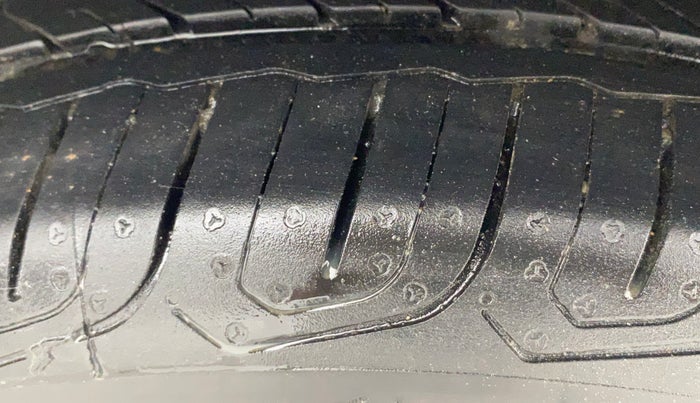 2017 Volkswagen Ameo HIGHLINE PLUS 1.5L AT 16 ALLOY, Diesel, Automatic, 1,37,489 km, Right Rear Tyre Tread