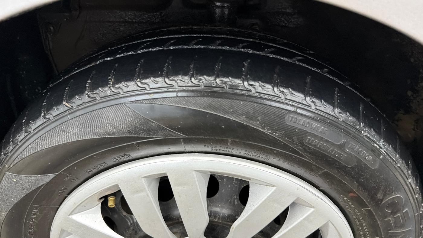2017 Maruti Celerio ZXI AMT (O), CNG, Automatic, 39,094 km, Left Front Tyre Tread