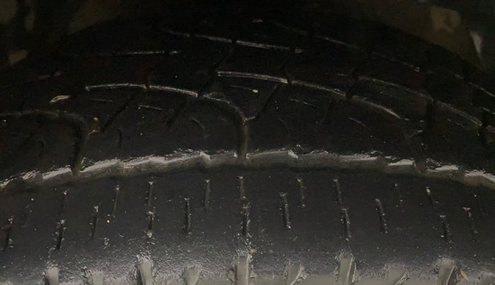 2012 Mahindra XUV500 W8, Diesel, Manual, 1,39,724 km, Right Front Tyre Tread