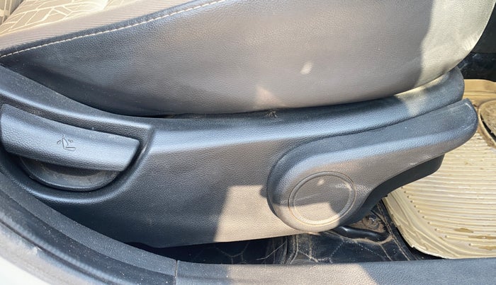 2014 Hyundai Xcent SX 1.2 (O), Petrol, Manual, 86,839 km, Driver Side Adjustment Panel