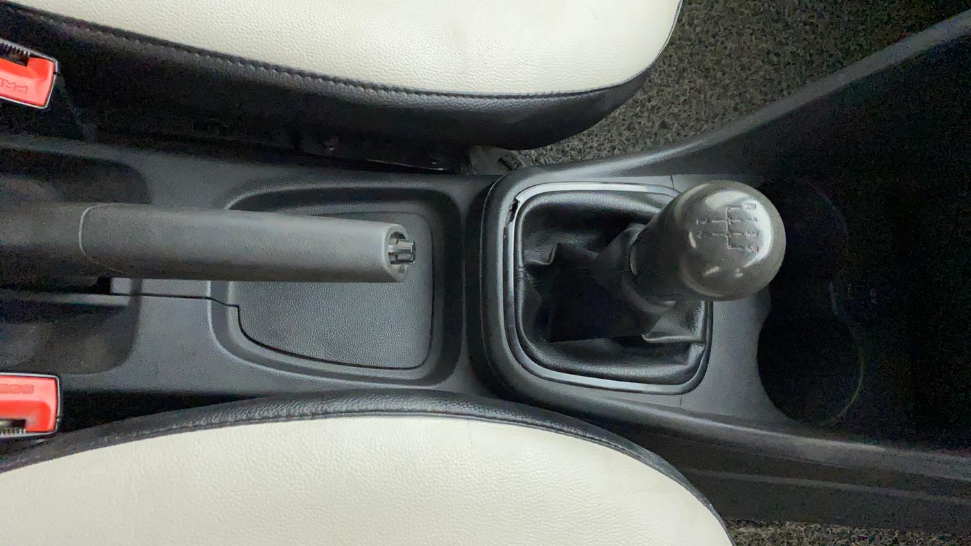 2017 Volkswagen Ameo TRENDLINE 1.5L, Diesel, Manual, 87,481 km, Gear Lever